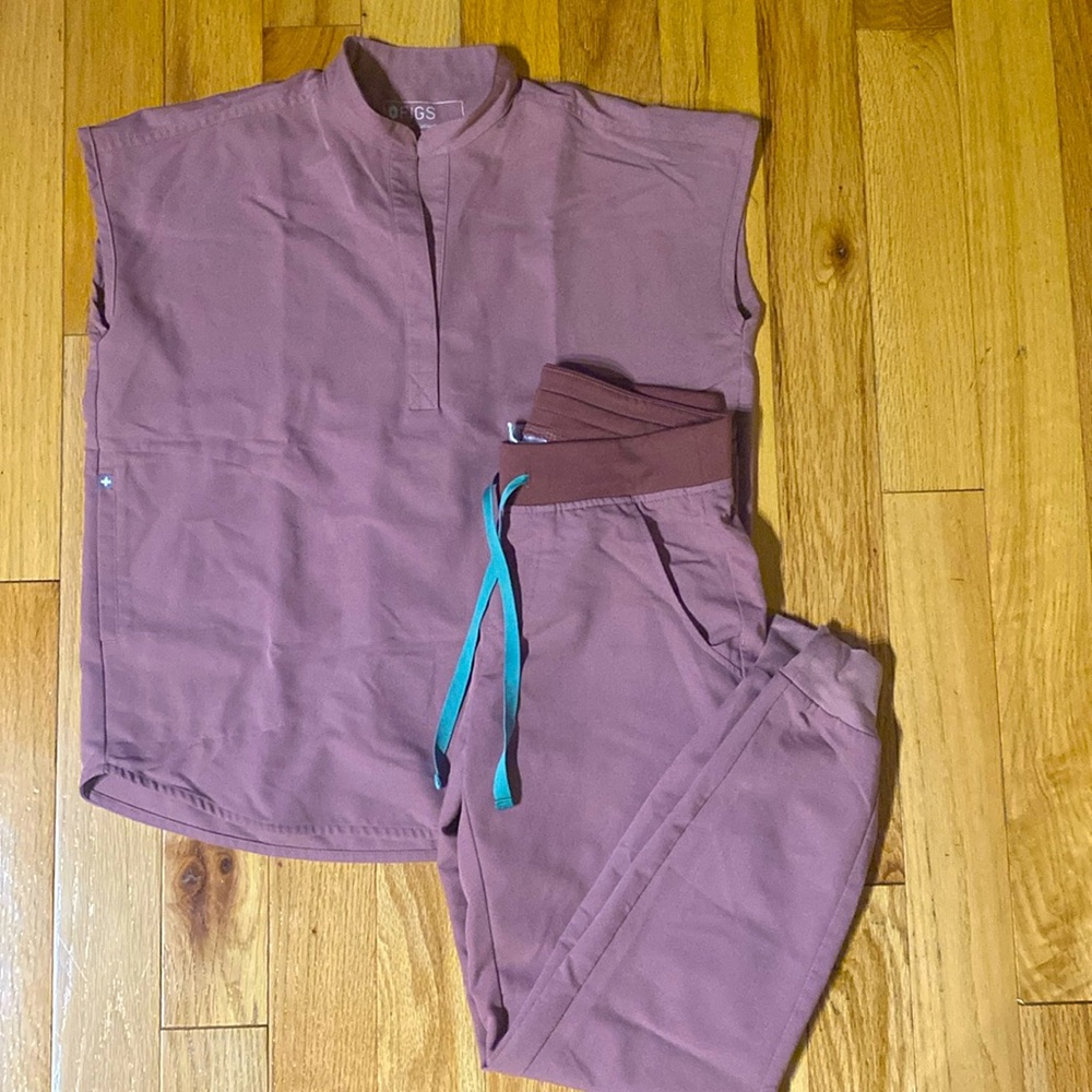 Pink figs scrub set